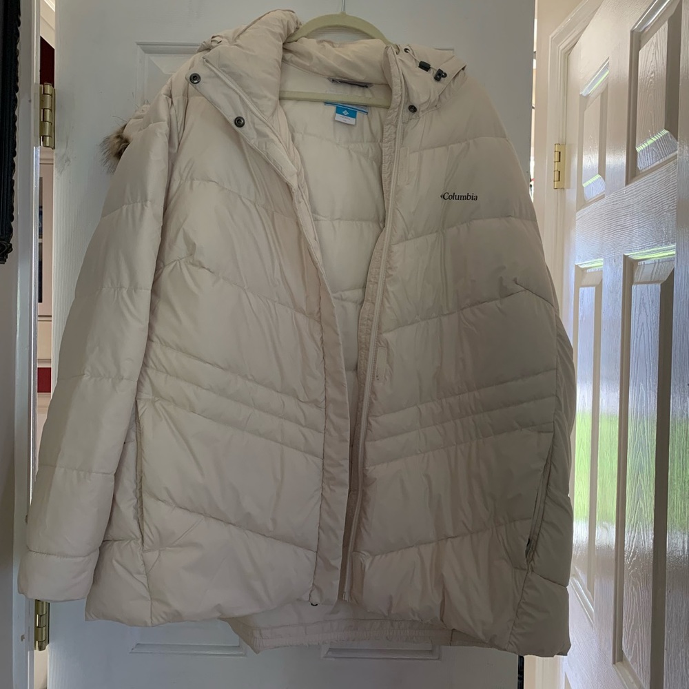 Like new condition Columbia down coat. Size 3x.
